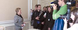 Длинная очередь в Нацбанк. Вход — свободный