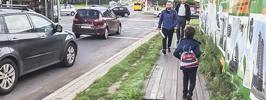 Ян шагает в школу