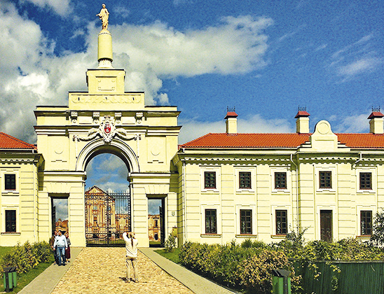 Въездная брама дворца.